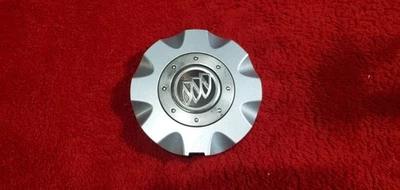 Buick LaCrosse Allure 2005-2008 tapa central plateada número de pieza 9595038 02 03 OEM Foto 1 de 4