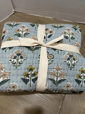 Edredón floral West Elm Blossom doble niebla azul Foto 1 de 4