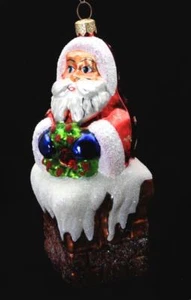 Adorno de vidrio pintado a mano Radko ""Chimney Cheer"" corona de Santa en chimenea - Imagen 1 de 1