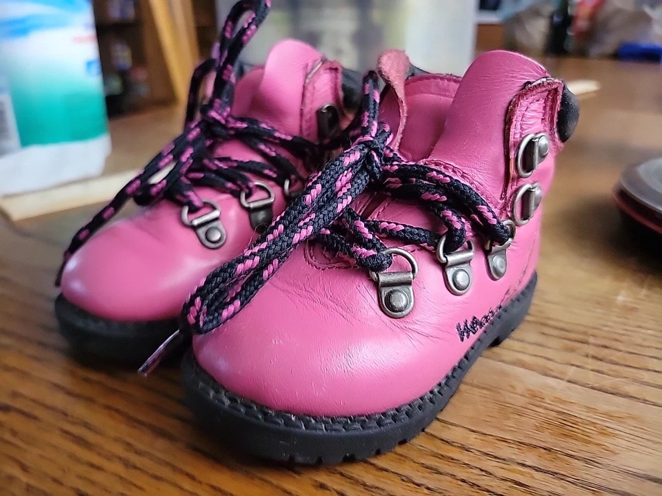 Botas Weebok vintage rosa y negro zapatos niño 4 buen estado Foto 1 de 4