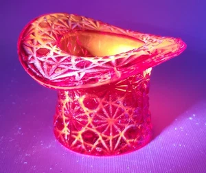 Sombrero de copa Fenton Amberina de vidrio artístico margaritas y botones brilla bajo luz negra A89. - Imagen 1 de 7