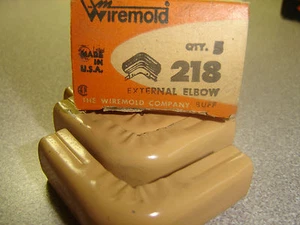 Menge 2 Boxen, Wiremold 218 externe Winkel Stecker Polierfarbe Neu aus altem Lagerbestand - Bild 1 von 1