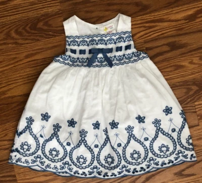 Vestido Savannah para niñas pequeñas blanco algodón azul ojales talla 18 meses Foto 1 de 4
