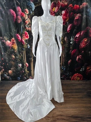 Vestido de novia icónico de satén con cuentas de perlas tren catedral manga hinchada años 80/90 Foto 1 de 4