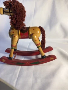 CAVALLO IN LEGNO A DONDOLO NATALIZIO VINTAGE - Foto 1 di 8