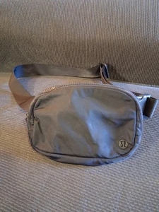 LULULEMON Everywhere Gürteltasche schwarz (1L) Crossbody Taille  - Bild 1 von 3
