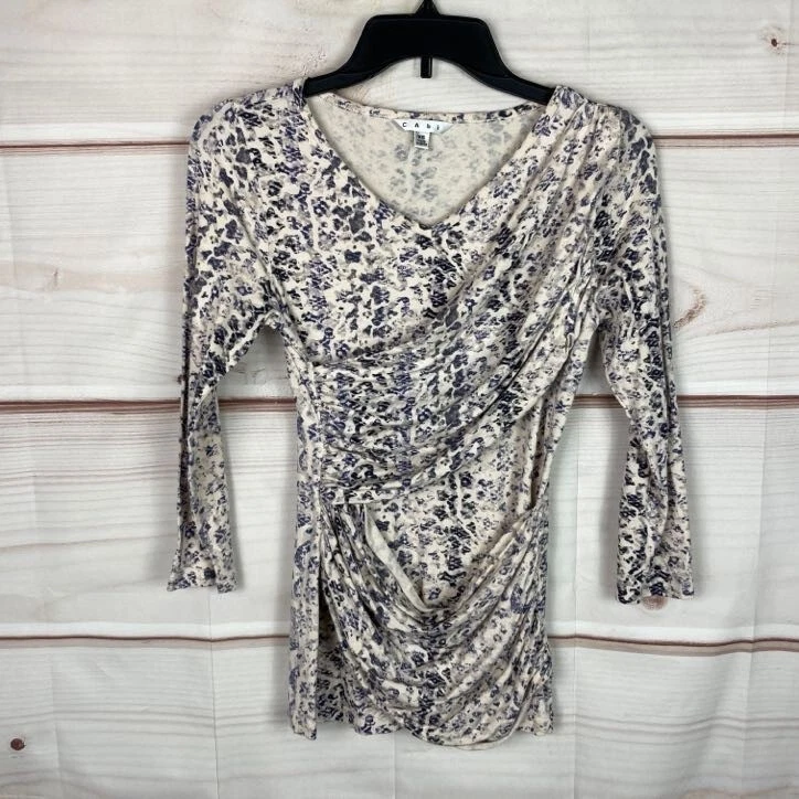 Top CAbi para mujer XS estampado de piel de serpiente manga 3/4 envolvente sintética cuello en V tejido calce ajustado Foto 1 de 4