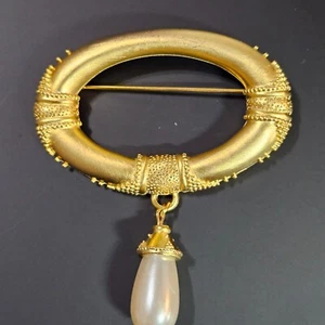 JJ matt goldfarbene ovale Brosche mit Hänger Kunstperlen Brosche Anstecknadel Vintage - Bild 1 von 12