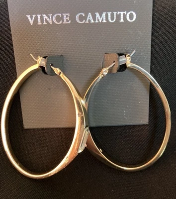 Pendientes de aro de oro Vince Camuto con detalles de cristal Foto 1 de 3
