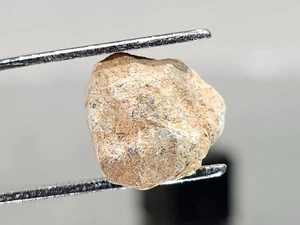 NWA 16520, Lunar (frag. brecha), 0,77 g, meteorito como encontrado, muestra enterrada - Imagen 1 de 7