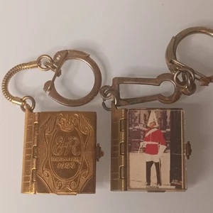 HM Queen Elizabeth II 1953 Coronation Photo Keyring  London Sights Photo Keyring - Picture 1 of 7