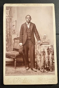 1890er Kabinettkarte hübscher gut gekleideter Afroamerikaner Mann Bakersfield CAL - Bild 1 von 3