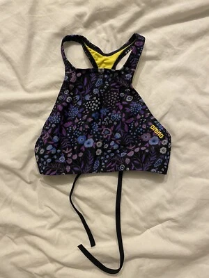 Arena 女式黑色紫色花卉印花比基尼上衣 S 码全覆盖 — 第 1/3 张图片