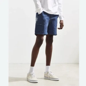Urban Outfitters Lucid FC Jeansshorts Herren XL blau gesteppt Stickerei Logo neu ohne Etikett - Bild 1 von 9