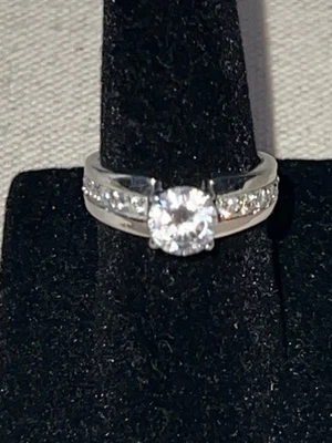 Anillo de acero inoxidable usado con circonita cúbica/piedra de vidrio talla 5 Foto 1 de 4