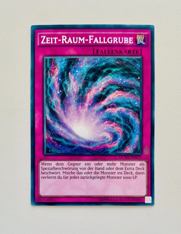 Yu-Gi-Oh! Zeit-Raum-Fallgrube DUEA-DE079 Secret Rare Near Mint 1. Auflage deutsc - Bild 1 von 1