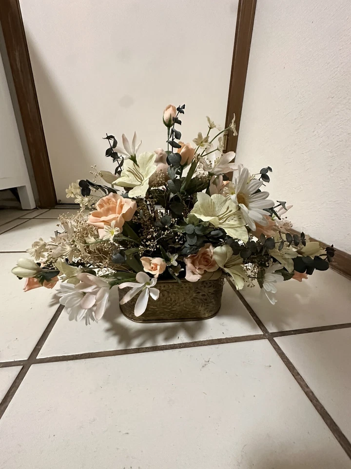 Maceta de latón envejecido con arreglo floral de seda 18" W X 12” T eucalipto y varios Foto 1 de 4