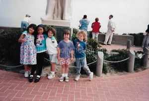 FOTOGRAFÍA ENCONTRADA Vintage NIÑAS EN JUEGO Color ORIGINAL Instantánea 55 57 ZZ - Imagen 1 de 1