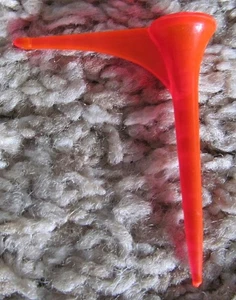 VINTAGE SINGLE PLASTIC POINTER GOLF TEE - Picture 1 of 4