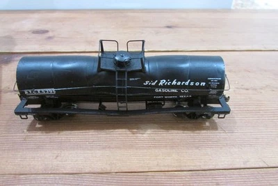 HO Scale Atlas 1066-2 11.000 Gallon Tank Car  ATL4934 - Image 1 of 4