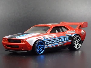 2008-2023 DODGE Challenger Drift Auto Rosso 1/64 Diorama Scala Modellino Auto - Foto 1 di 8