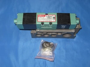 Numatics Solenoid Valve 153SS415K000030 - Picture 1 of 4