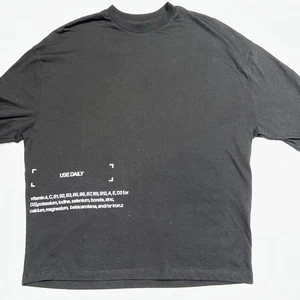 Camiseta gráfica negra 2XS “Uso diario” *DEFECTO* ASOS DESIGN - Imagen 1 de 10