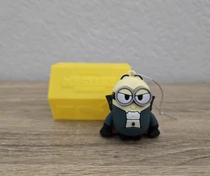Hallmark HALLOWEEN Mystery Ornaments Illumination's MINIONS DAVE VAMPIRE *SELTEN* - Bild 1 von 6
