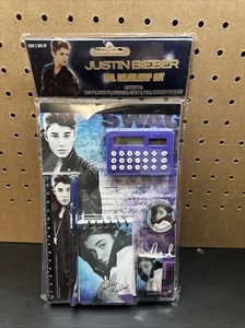 JUSTIN BIEBER SET CALCOLATRICE 7 PEZZI SOUVENIR Nuovo - Foto 1 di 7