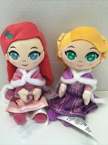 "Juego de 2 muñecas de peluche Disney Store - muñecas princesas ARIEL Y RAPUNZEL 9"" NUEVAS" - Imagen 1 de 4