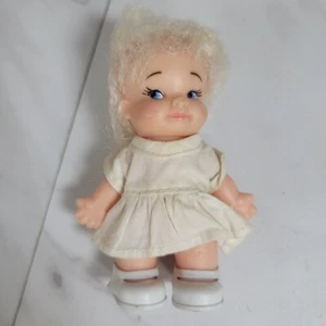 Vintage 1966 Uneeda Pee Wee Mädchen Figur Puppe 3 1/2" groß blond - Bild 1 von 6