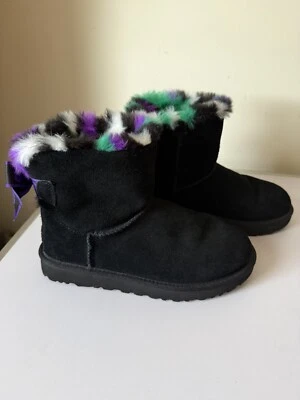 BOTAS UGG CLÁSICAS MINI BAILEY BOW PUNK A CUADROS NEGRAS PIEL DE OVEJA EE. UU. 7 / UE 38 / REINO UNIDO 5 Foto 1 de 4
