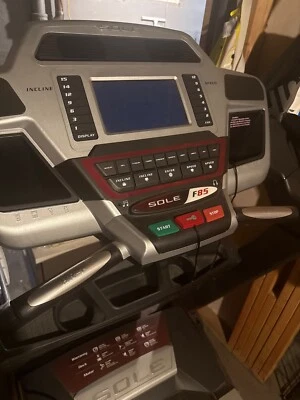 Sole Fitness F85 折叠跑步机 - 黑色 — 第 1/3 张图片