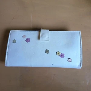 Vintage 70er Jahre Prinzessin Gardner Leder Geldbörse 3D Blumen Nieten weiß Kuss Verschluss 7x3 - Bild 1 von 9