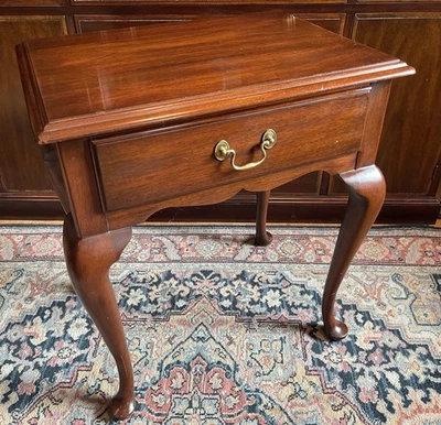 Mesita de noche o mesa auxiliar Henkel Harris caoba Queen Anne acabado 29 Foto 1 de 4