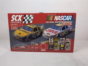 SCX Compact Nascar Tri-Oval Speedway 1:43 Slot Racing Matt Kenseth Greg Biffle - Bild 1 von 5