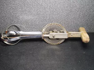 Vintage A&J EKCO alta velocità MISCELATORE MANUALE sbattitore uova manici legno USA inox. - Foto 1 di 2