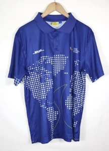 DHL Susie Goodall Racing Maglia Uomo Blu Collo Poliestere Riciclato Taglia L - Foto 1 di 7