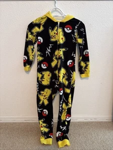 Pijama con capucha de una pieza Pokémon para niños talla 6/7 resistente al fuego negro y amarillo - Imagen 1 de 18