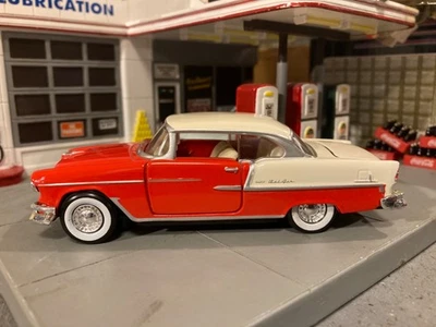1955 雪佛兰 Bel Air,1/43 比例,Tutone 红色和白色 — 第 1/4 张图片