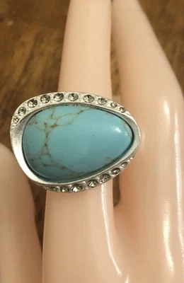 Anillo estilo suroeste de Lia Sophia talla 7,5 imitación turquesa con pedrería transparente Foto 1 de 3