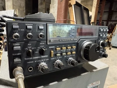 RICETRASMETTITORE HF VINTAGE ICOM IC-751 NO ALIMENTATORE NON TESTATO COSÌ COM'È - Immagine 1 di 4