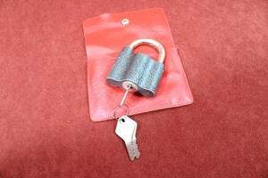 DDR  -  Vorhängeschloss mit 3 Schlüssel   hammerschlag-blau - Bild 1 von 6