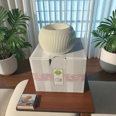SCENTSY White Fluted Wax Warmer Clean Fresh look For Any Room-NIB - Image 1 of 4