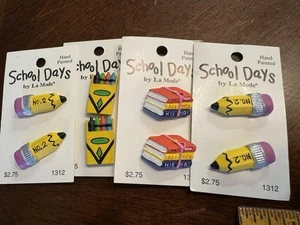 4 Pkgs Schaftknöpfe NOS La Mode #2 Bleistifte Schulhaus 8 NEU Knöpfe Lehrer - Bild 1 von 5