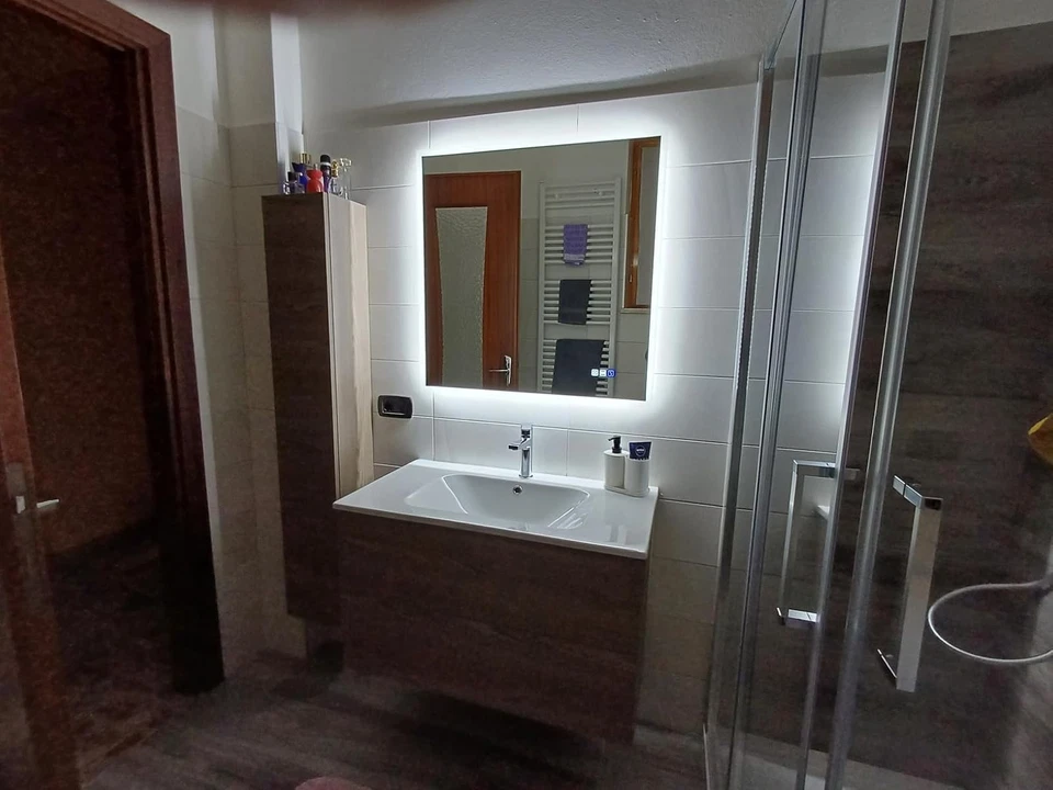 SPECCHIO LED BLUETOOTH ANTIFOG luce dimmerabile con 3 gradazioni di colore  - Immagine 1 di 4