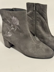 Impo Effie Women's Size 8M Gray Suede Embroidered Rose Satin Design Heel - Picture 1 of 7