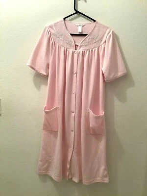 Adonna 睡衣女式粉色长袍扣纹理花卉装饰口袋小号 — 第 1/4 张图片