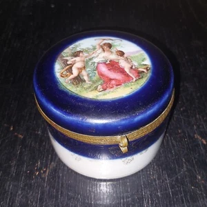 Old german porcelain box with romantic & dramatik scene motif on the lid - Picture 1 of 7