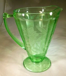 JEANNETTE GLASS CO. FLORAL POINSETTIA GREEN 32-OUNCE CONE-SHAPED FOOTED PITCHER! - Picture 1 of 3